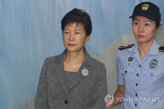 사진: 법정으로 가는 박근혜 전 대통령 자료 사진
